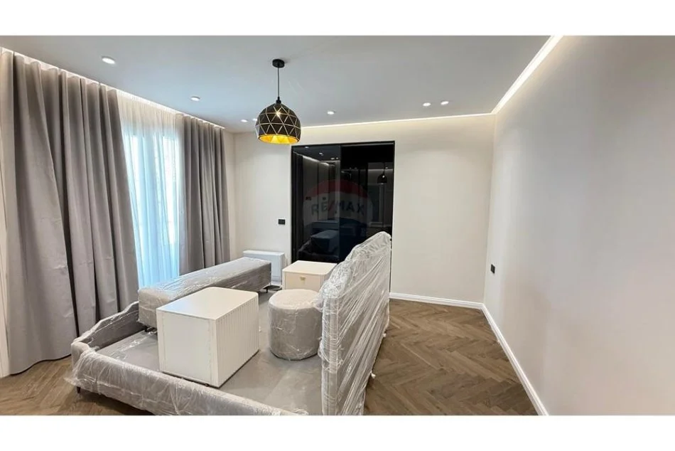 Tirane, jepet me qera Vile 3+1+Ballkon , 370 m² 3.500 € (rruga tiran elbasan)