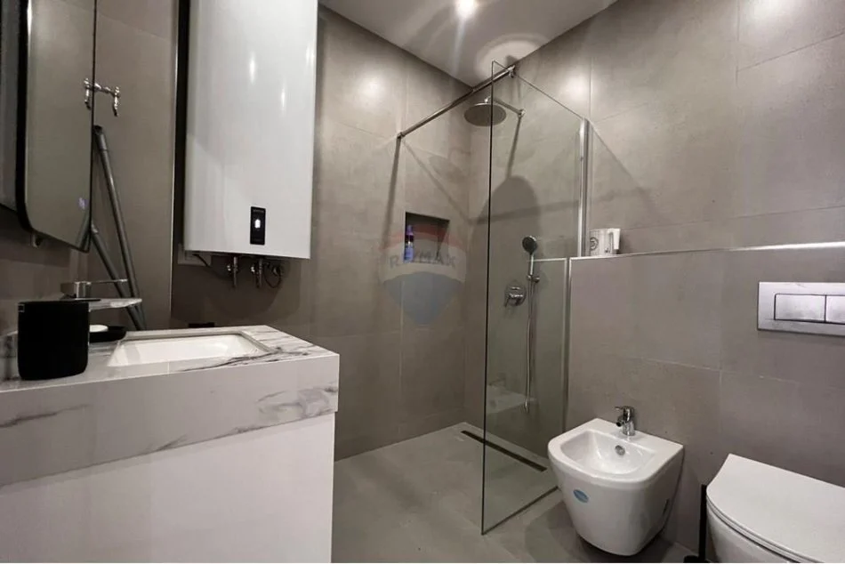 Tirane, jepet me qera apartament 1+1 Kati 2, 108 m² 750 € (21 dhjetori)