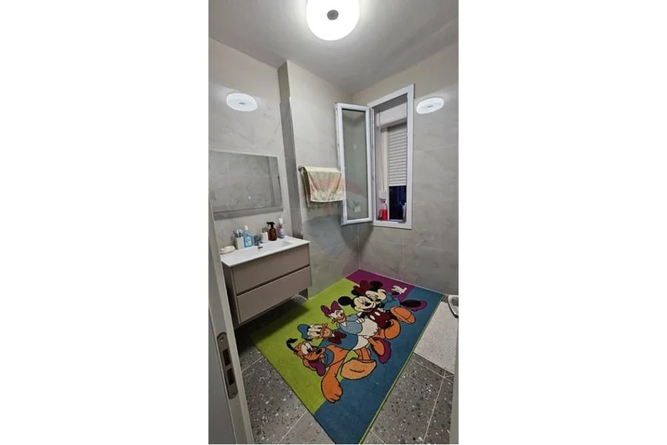 Tirane, jepet me qera apartament 2+1+Ballkon Kati 3, 94 m² 600 € (fusha e aviacionit)