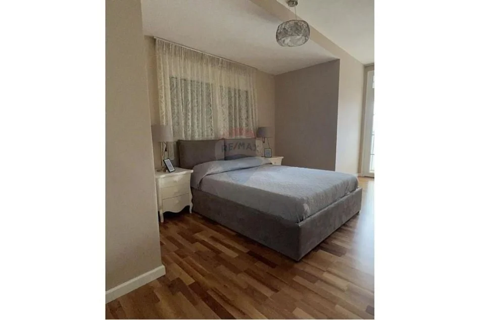 Tirane, jepet me qera apartament 1+1 , 94 m² 730 € (Rr. Myslym Shyri)