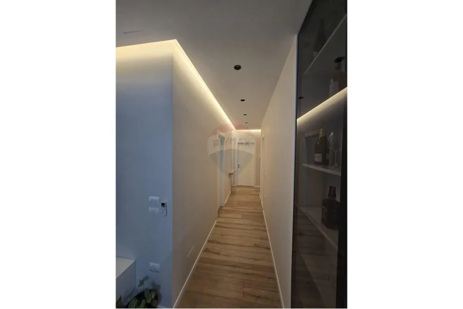 Tirane, jepet me qera apartament 2+1 , 110 m² 800 € (porcelan)