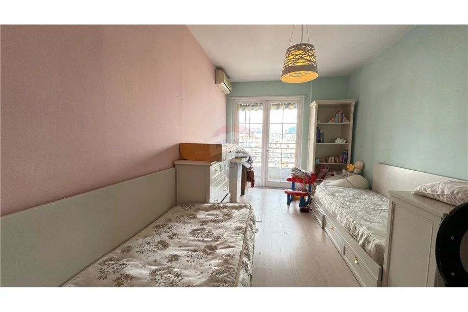 Tirane, jepet me qera apartament 2+1 , 126 m² 800 € (komuna e parisit)