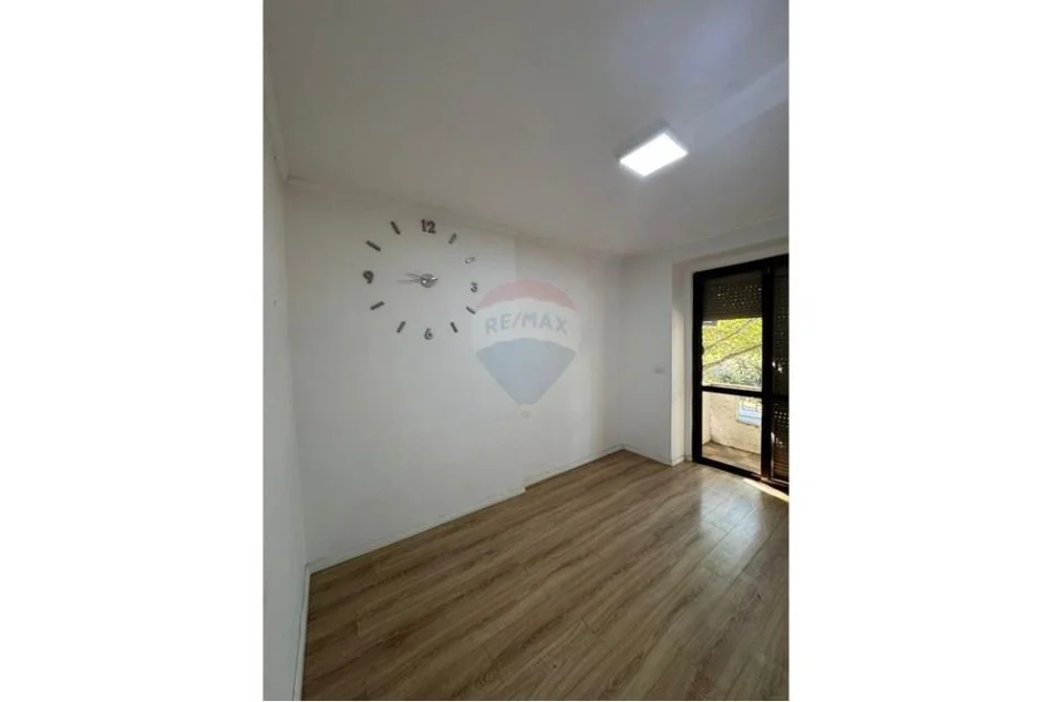 Tirane, jepet me qera apartament 2+1 Kati 2, 65 m² 800 € (Rruga Muhamet Gjollesha)