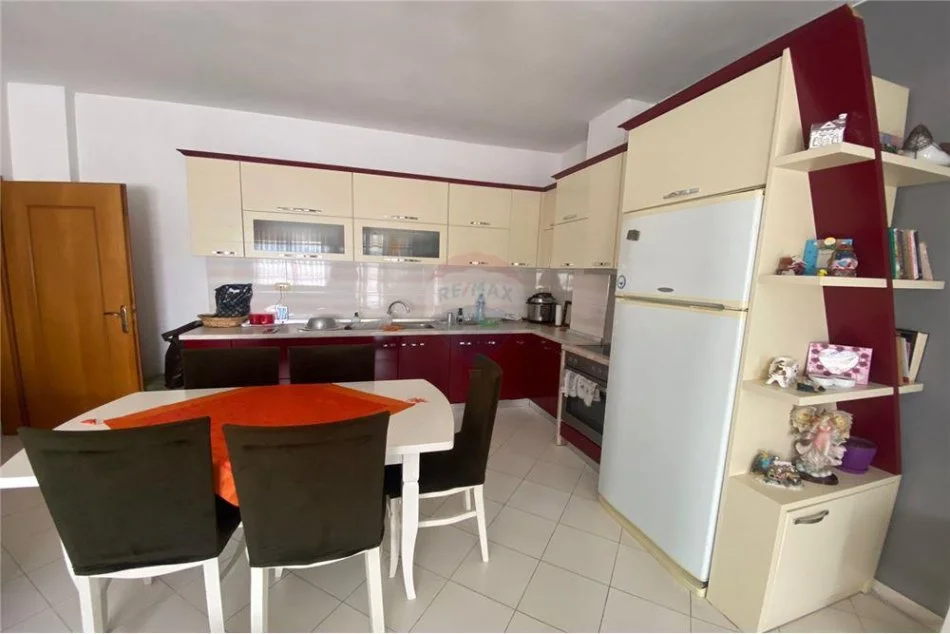 Tirane, jepet me qera apartament 2+1+Ballkon Kati 4, 77 m² 350 € (Laprake afer Ardenos)