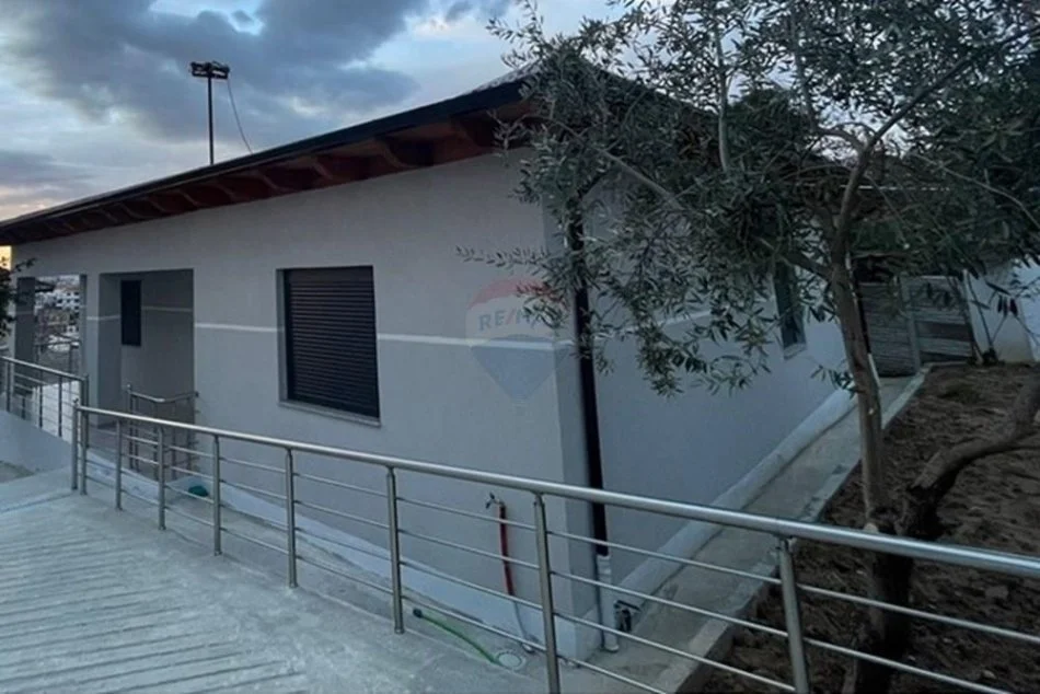 Tirane, jepet me qera shtepi 3+1 Kati 0, 150 m² 800 € (Sauk i ri)