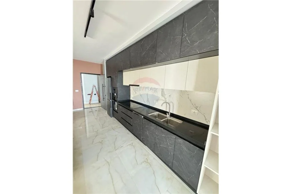 Tirane, jepet me qera apartament 1+1 Kati 2, 80 m² 700 € (Liqeni i Farkes)