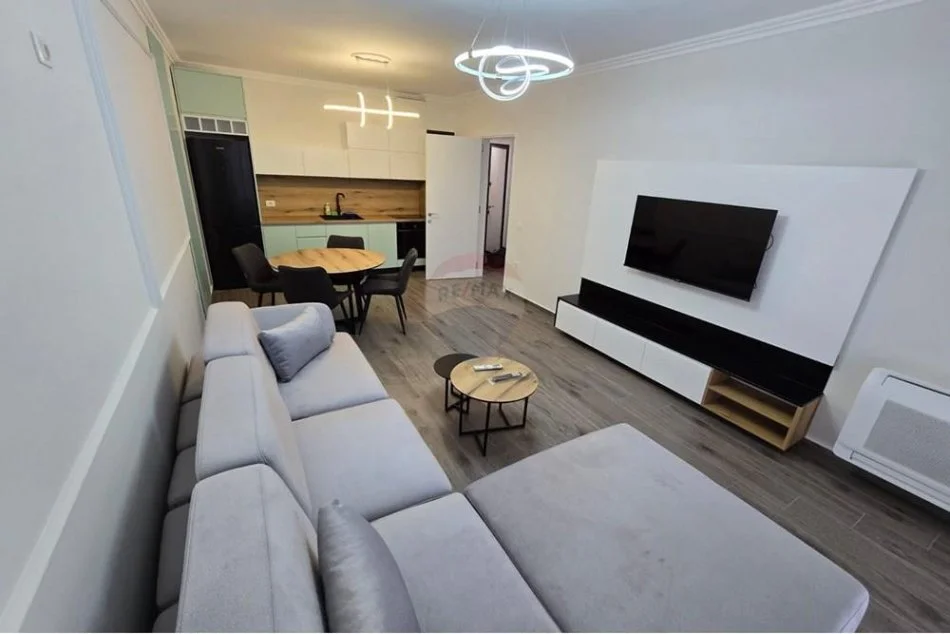 Tirane, jepet me qera apartament 2+1 , 650 € (Pallati me Shigjeta)