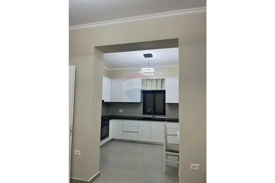 Tirane, jepet me qera shtepi 3+1 Kati 0, 150 m² 800 € (Sauk i ri)