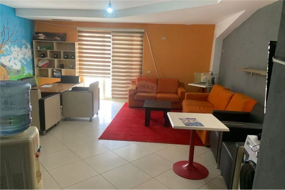 Tirane, shitet ambjent biznesi Kati 2, 286 m² (NJESI KOMERCIALE PER SHITJE TEK FRESKU)