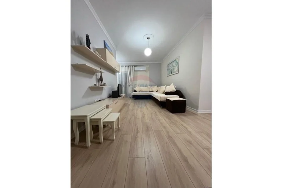 Tirane, jepet me qera apartament 2+1 , 80 m² 500 € 