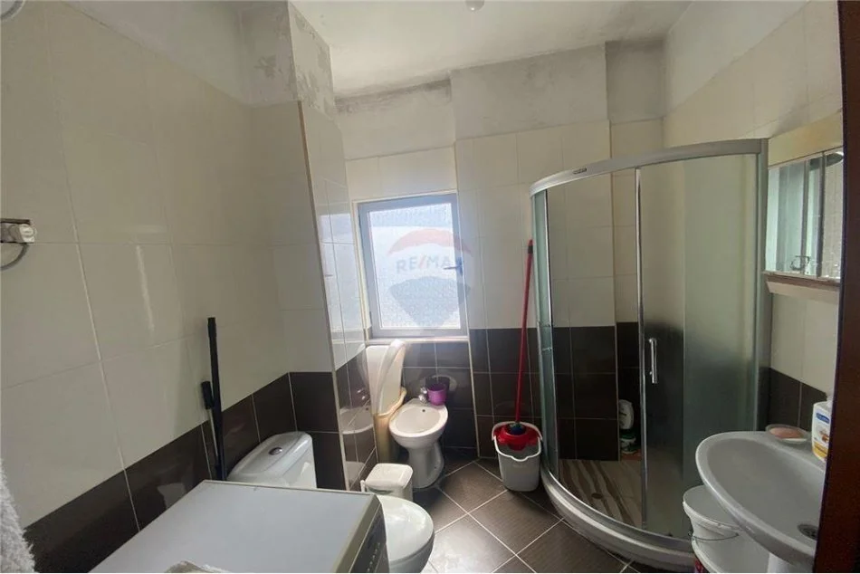 Tirane, jepet me qera apartament 2+1+Ballkon Kati 4, 77 m² 350 € (Laprake afer Ardenos)