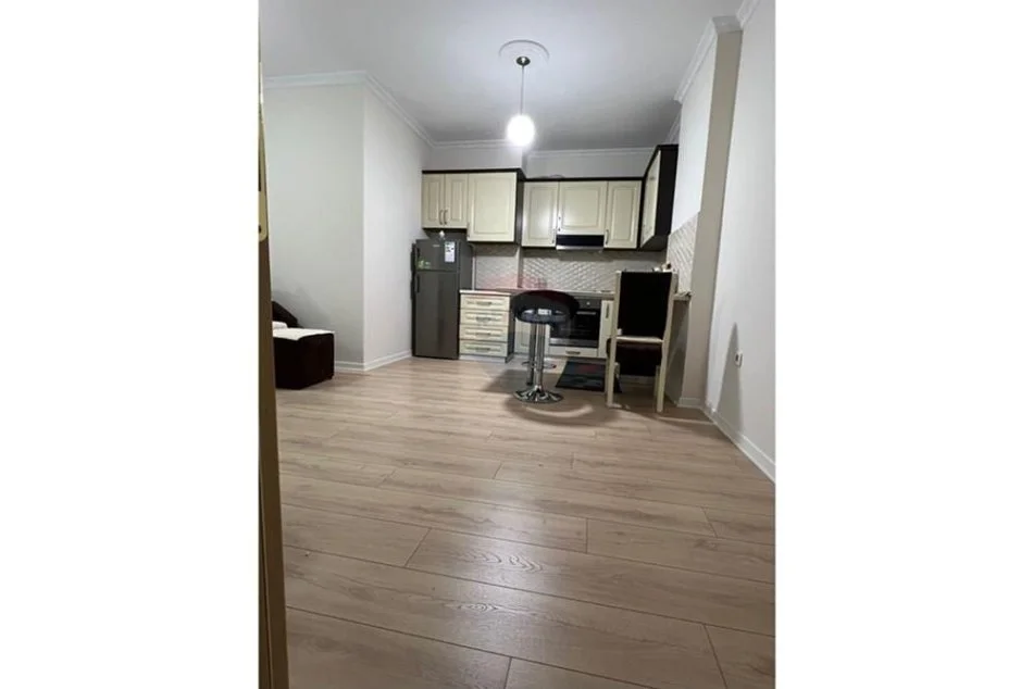 Tirane, jepet me qera apartament 2+1 , 80 m² 500 € 