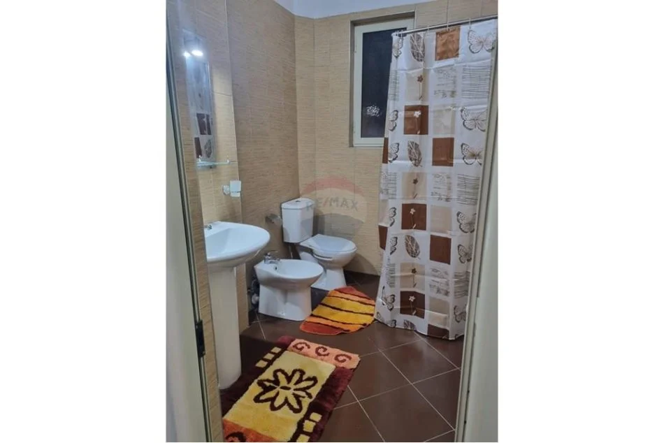 Tirane, jepet me qera apartament 2+1 Kati 4, 70 m² 580 € (Rr. Naim Frasheri)