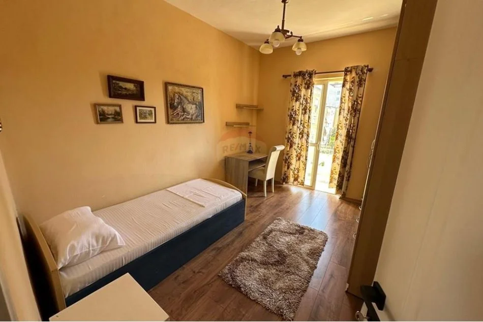 Tirane, jepet me qera apartament 2+1 Kati 4, 70 m² 580 € (Rr. Naim Frasheri)