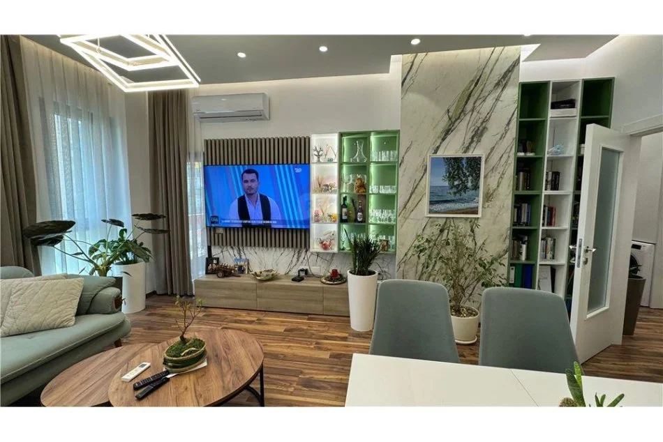 Tirane, jepet me qera apartament 1+1+Ballkon, Kati 4, 75 m2 800 € (Rruga e Kavajës)