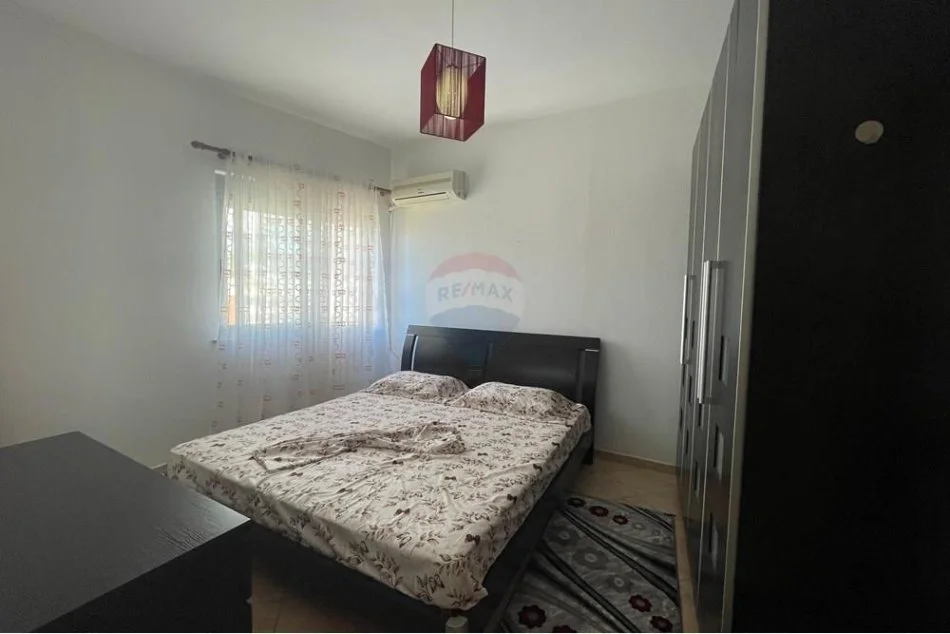 Tirane, jepet me qera apartament 1+1 Kati 4, 60 m² 300 € (Fresk, prane restorant freskut)