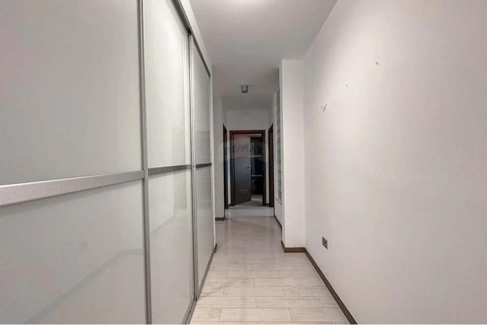 Tirane, jepet me qera apartament 2+1+Ballkon Kati 1, 138 m² 950 € (Rruga Bilal Golemi)