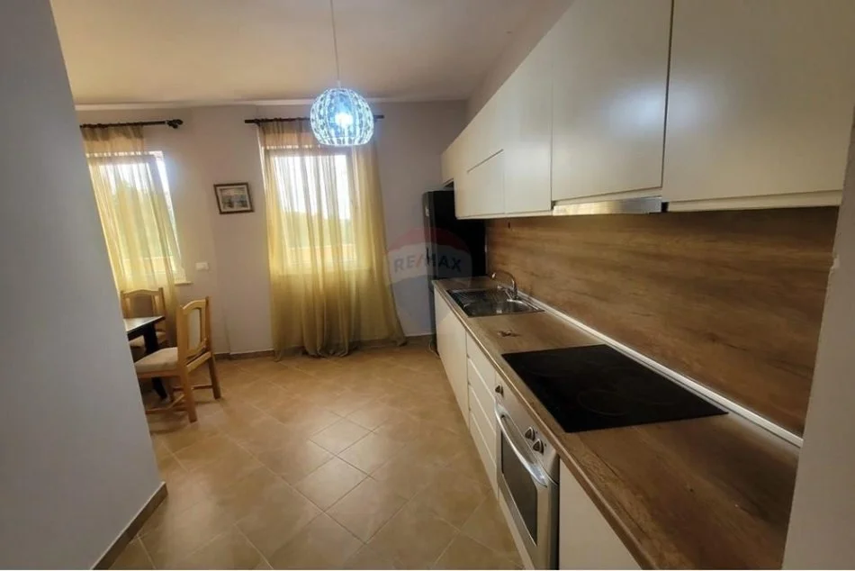 Tirane, jepet me qera apartament 3+1+Ballkon Kati 3, 130 m² 400 € (fresku)