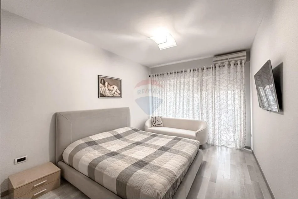 Tirane, jepet me qera apartament 2+1+Ballkon Kati 1, 138 m² 950 € (Rruga Bilal Golemi)