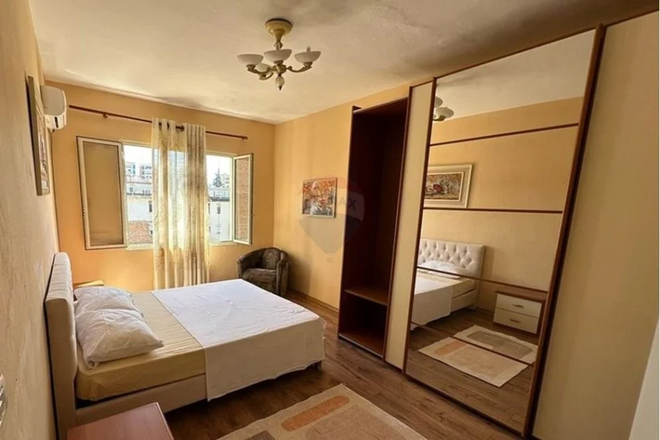 Tirane, jepet me qera apartament 2+1 Kati 4, 70 m² 580 € (Rr. Naim Frasheri)