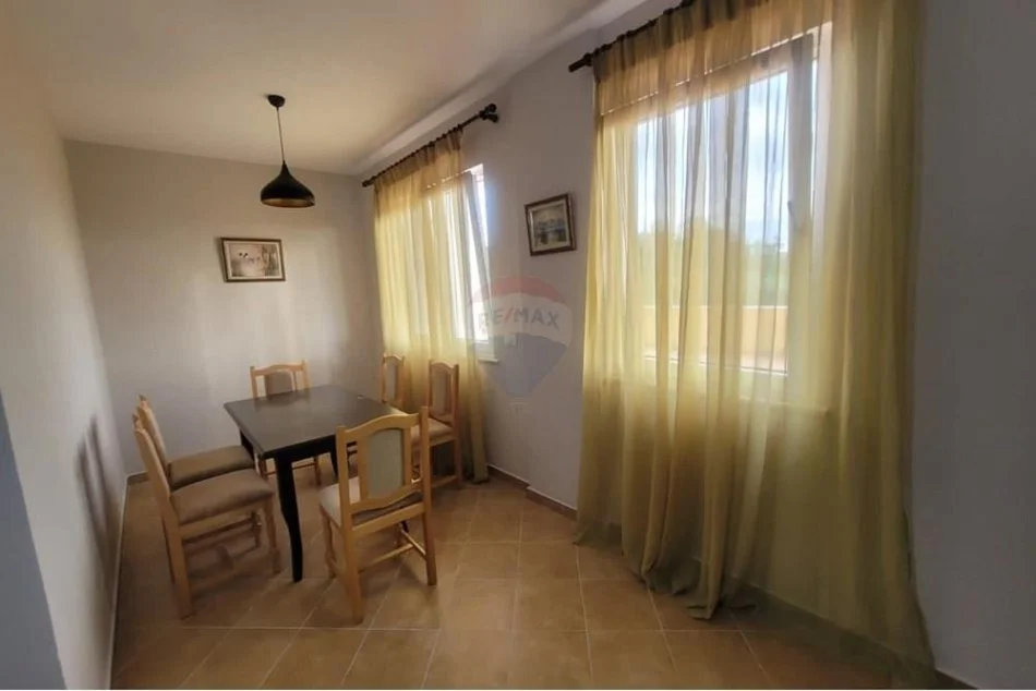 Tirane, jepet me qera apartament 3+1+Ballkon Kati 3, 130 m² 400 € (fresku)