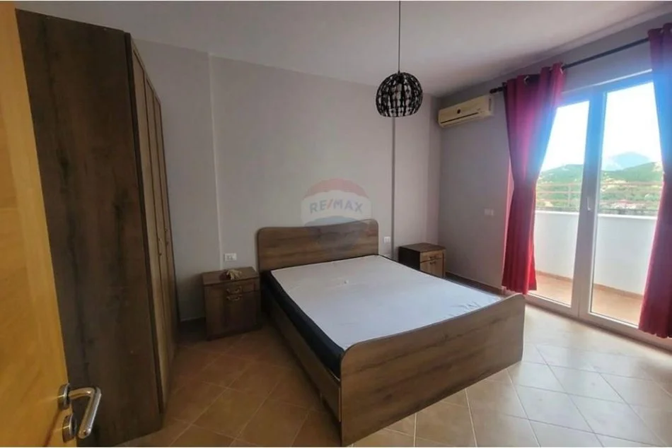 Tirane, jepet me qera apartament 3+1+Ballkon Kati 3, 130 m² 400 € (fresku)