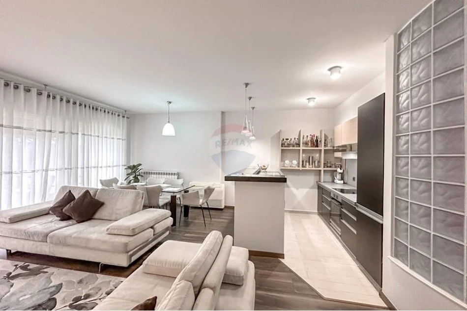 Tirane, jepet me qera apartament 2+1+Ballkon Kati 1, 138 m² 950 € (Rruga Bilal Golemi)