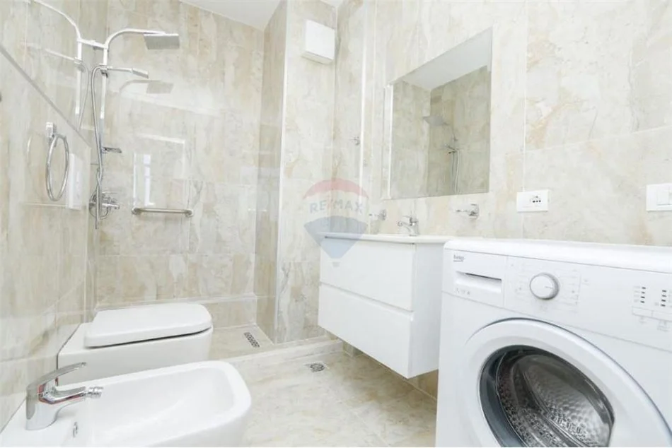 Tirane, jepet me qera 2+1+Ballkon Kati 10, 120 m² 750 € (BLLOKU - Tirana e Re - Petronini, Shqipëri)