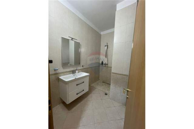 Tirane, shes apartament 2+1+A+BLK Kati 3, 184 m² 127.000 Euro (Kompleksi Grand)
