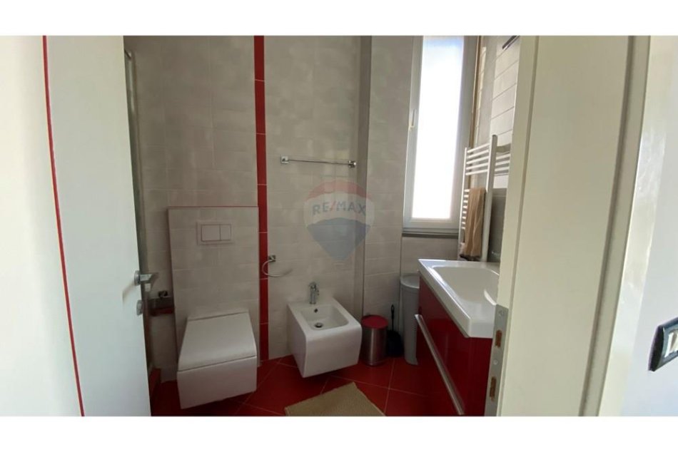 Tirane, jepet me qera apartament 2+1 , 800 € (Kopshti Botanik)