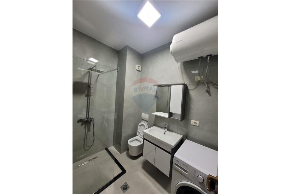 Tirane, jepet me qera apartament 2+1+Ballkon Kati 3, 120 m² 700 € (liqeni i thate)
