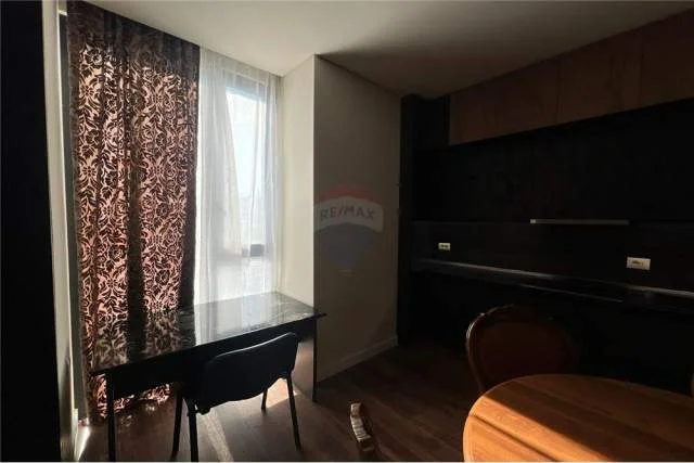 Tirane, jepet me qera apartament 2+1 120 m² 650 Euro