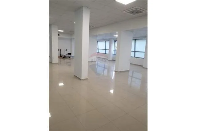 Tirane, jepet ambient per zyra me qira  Kati 2, 380 m² 3.800 Euro (bulevardi zhan dark)