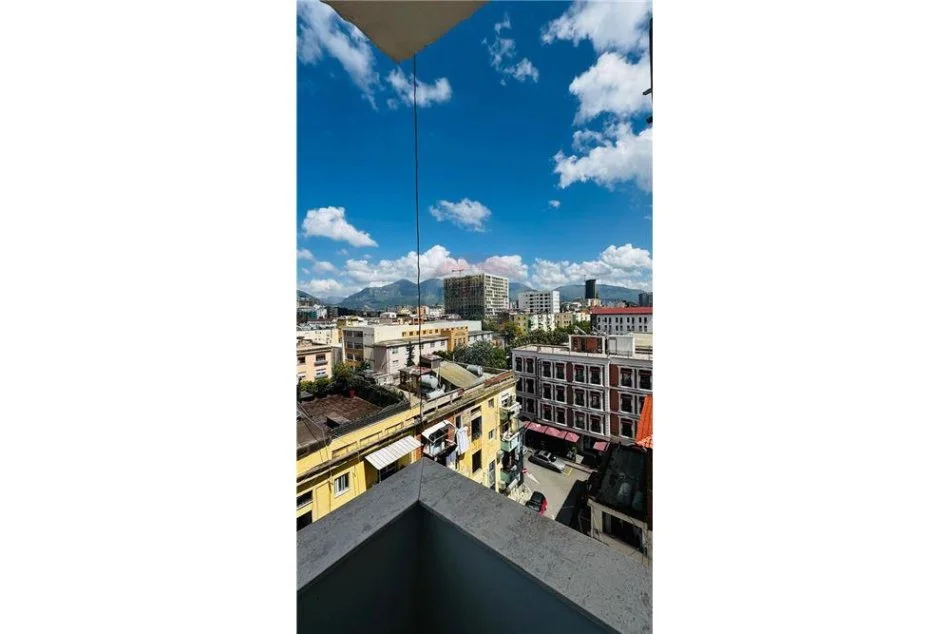 Tirane, shitet apartament , Kati 6, 92 m2 800 € 