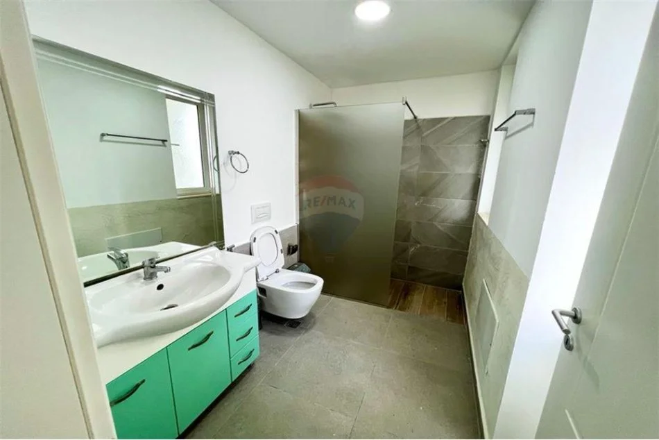 Tirane, jepet me qera Vile 2+1+Ballkon Kati 3, 130 m² 600 € (rruga e elbasanit)