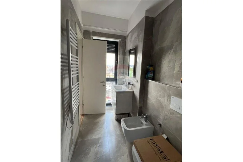 Tirane, jepet me qera apartament 2+1+Ballkon Kati 8, 105 m² 1.000 € (Rruga Myslym Shyri)