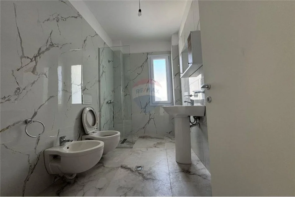 Tirane, jepet me qera apartament 2+1 Kati 2, 82 m² 390 € (Benjamin Kruta)