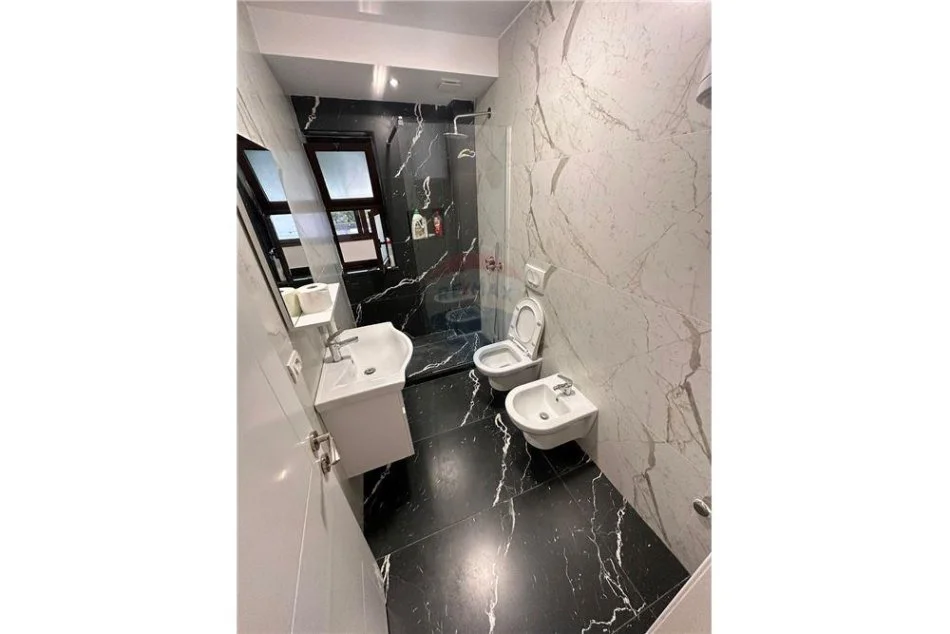 Shqiperi, jepet me qera apartament 2+1 Kati 2, 70 m² 650 € (Blloku i Ambasadave)