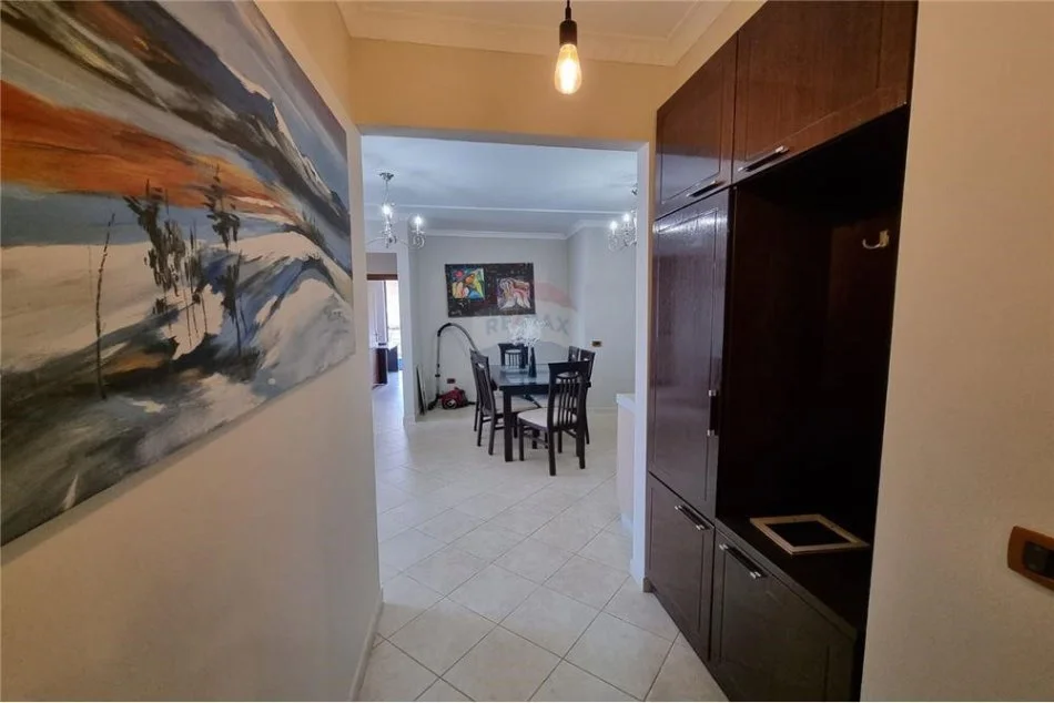 Tirane, jepet me qera apartament 3+1 Kati 4, 117 m² 750 € (APARTAMENT 3+1+2 PER QIRA TEK 21 DHJETORI!)