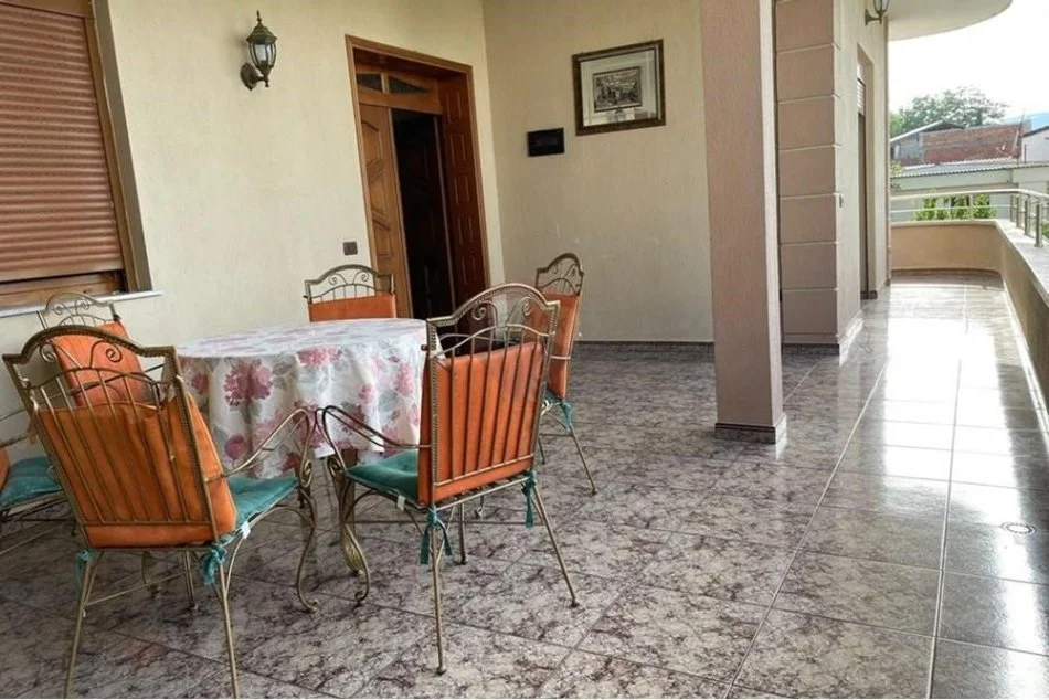 Tirane, shitet apartament 2 Katshe Kati 2, 300 m² 320.000 € (VILE DY KATE PER SHITJE NE KOMBINAT!)