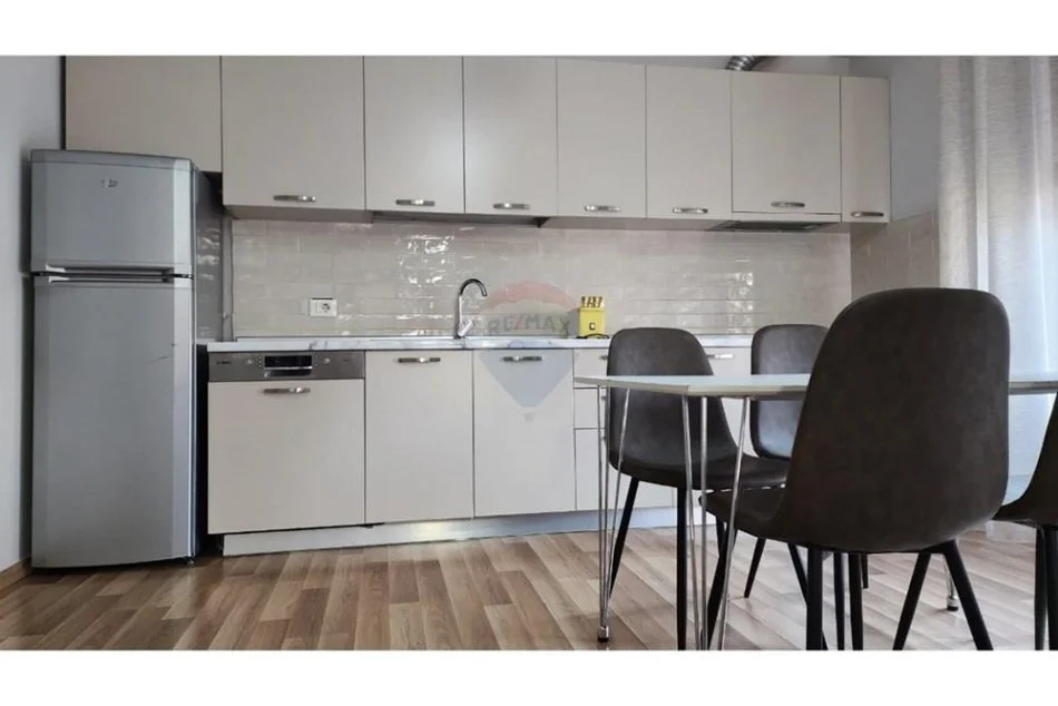 Tirane, jepet me qera apartament 2+1 , 800 € (Delijorgji)