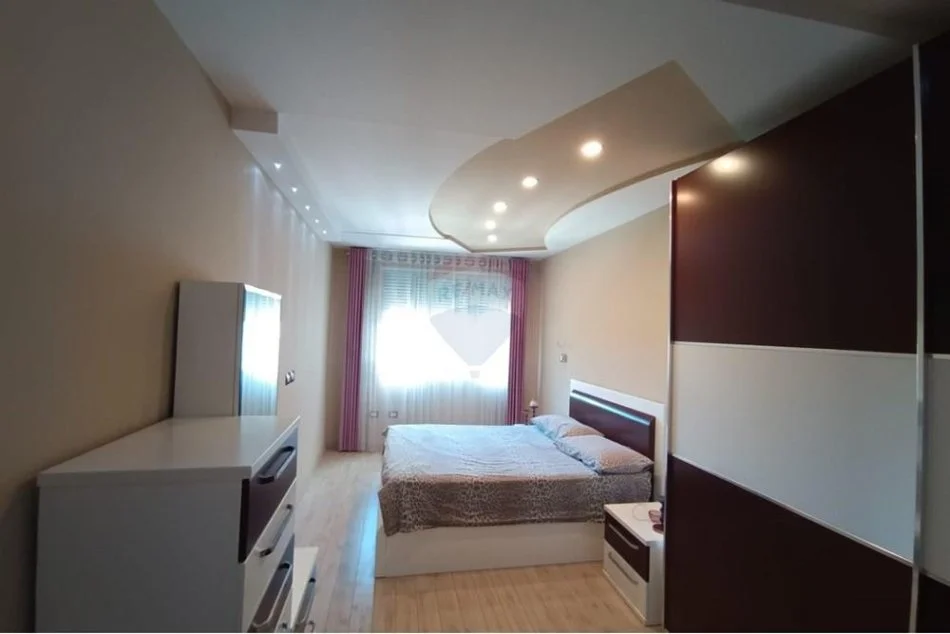 Tirane, jepet me qera apartament 2+1 , 550 € (Laprake)