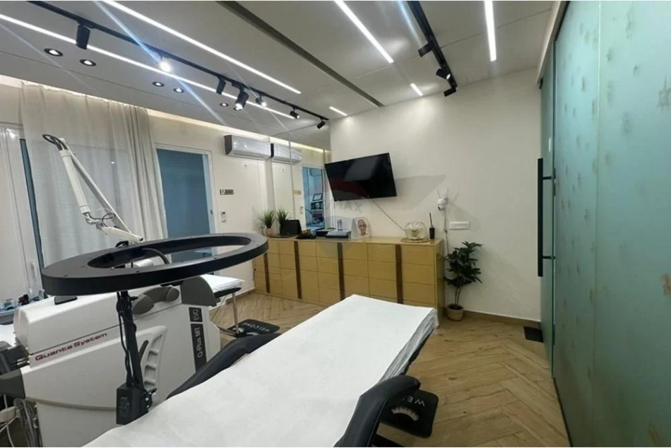 Tirane, shitet apartament Kati 1, 77 m² 212.000 € (Shitet njesi biznesi tek Komuna e Parisit)