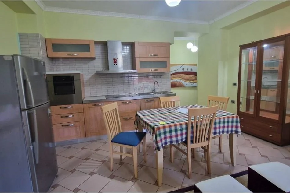 Tirane, jepet me qera apartament 1+1 Kati 2, 66 m² 650 € (rruga durrsit)