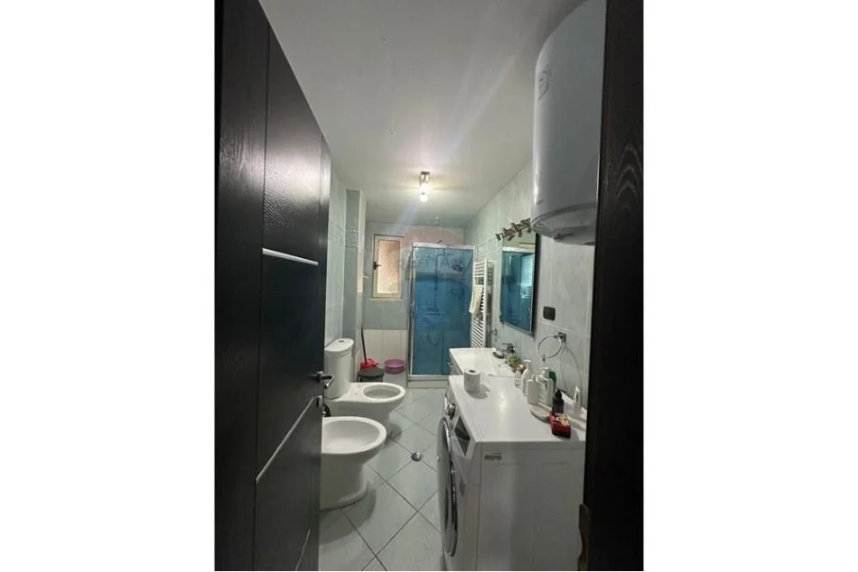 Tirane, jepet me qera apartament 1+1 Kati 2, 120 m² 550 € (21 Dhjetori, Shqipëri)