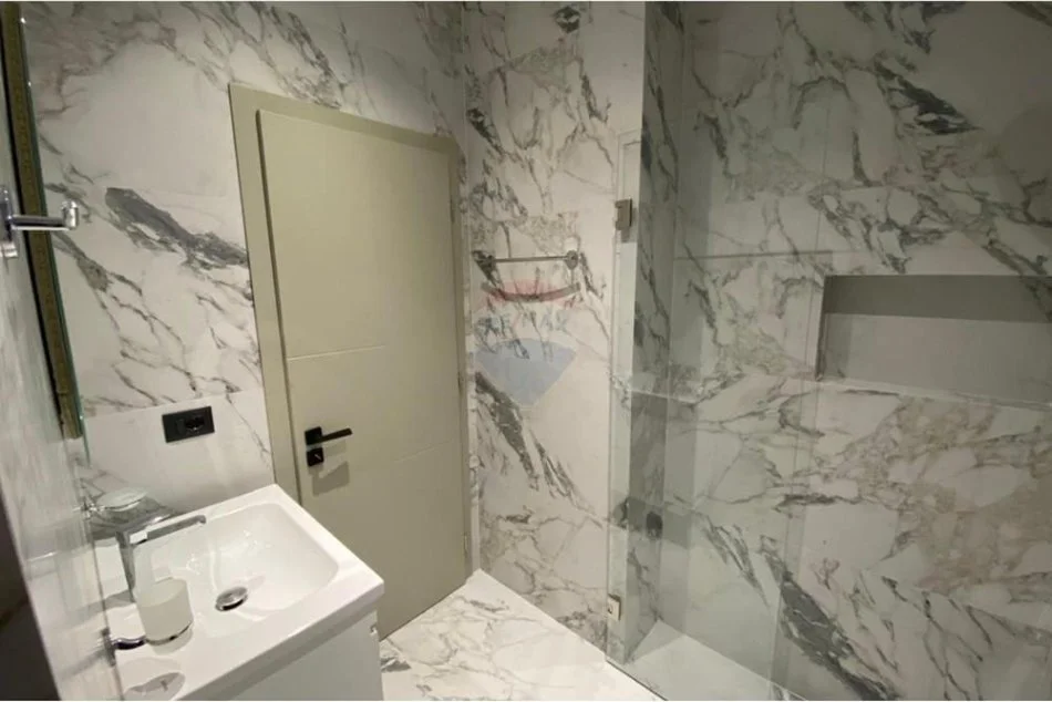 Tirane, jepet me qera apartament 2+1 , 95 m² 1.400 € (rruga kosovareve)