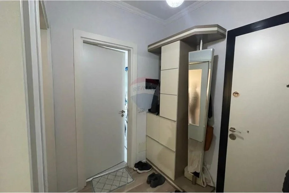 Tirane, jepet me qera apartament 1+1 , 70 m² (Ali Demi)