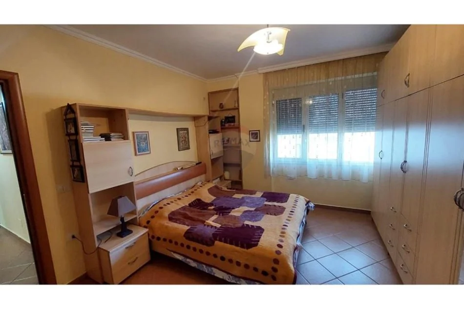 Tirane, jepet me qera apartament 1+1 , 75 m² 600 € (bllok)