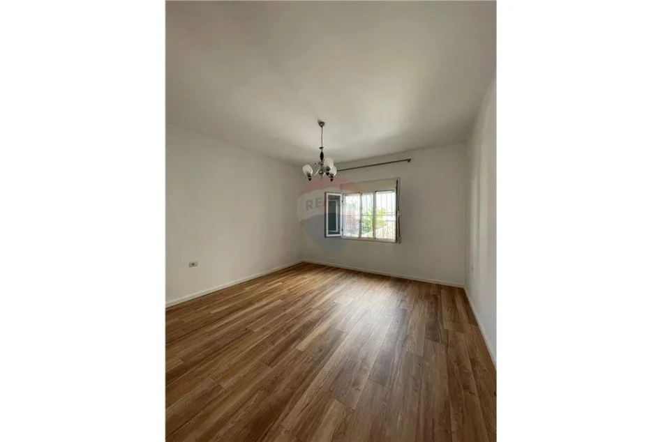 Vlore, shitet apartament 2+1+Ballkon Kati 2, 200 m² 122.000 € (Gjyqi Vjeter)