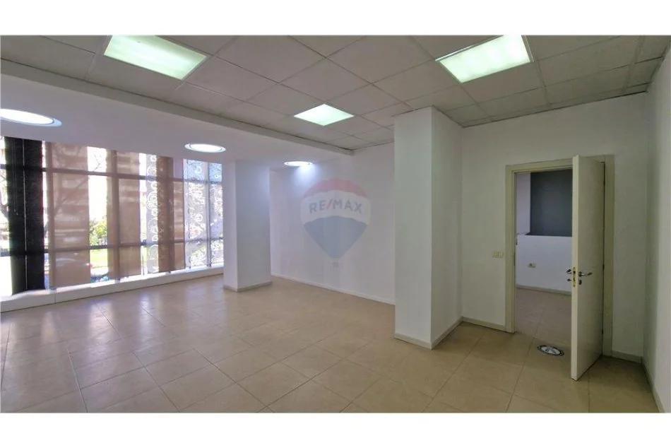 Vlore, jepet me qera ambjent biznesi Kati 2, 160 m² 900 € (Rr.Cipajve)